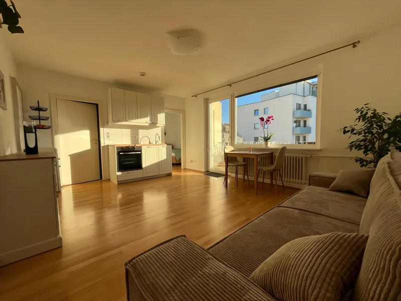 Helle, möbelierte 1,5-Zi.- Wohnung mit Balkon in Berlin-Wilmersdorf — photo 1